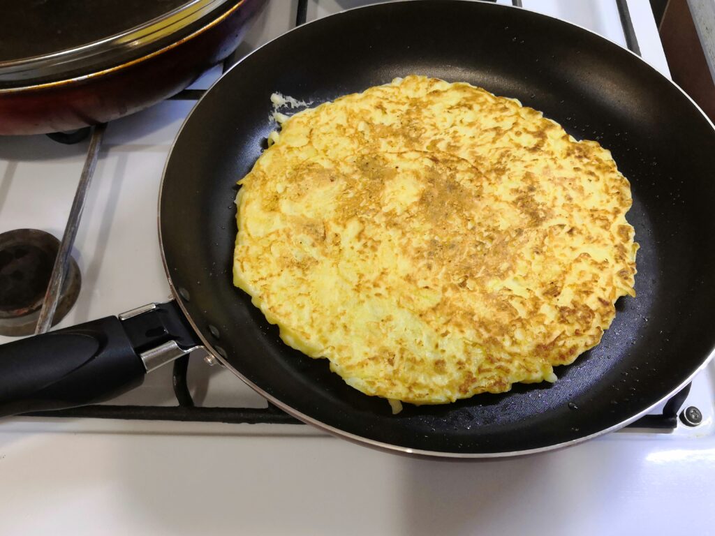 Немного кабачка и начинка по вкусу. Приготовила вкусную и полезную кабачковую лепешку