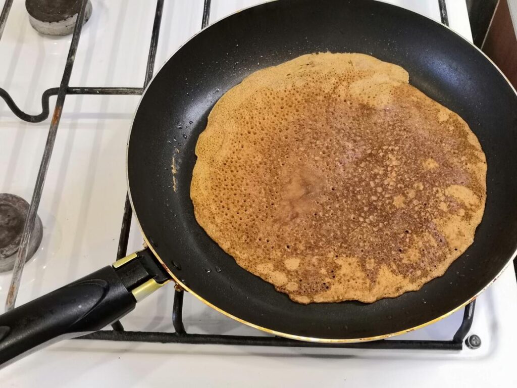 Шоколадные ПП блинчики из цельнозерновой муки и начинка из мягкого творога