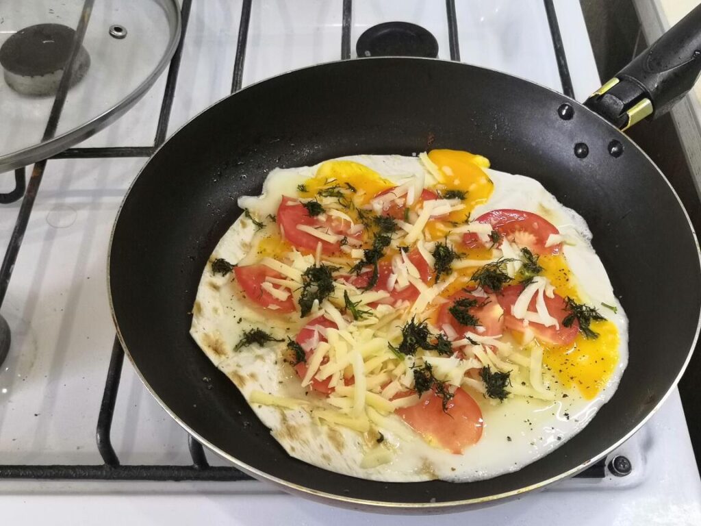 Яичница в лаваше для вкусного и полезного завтрака